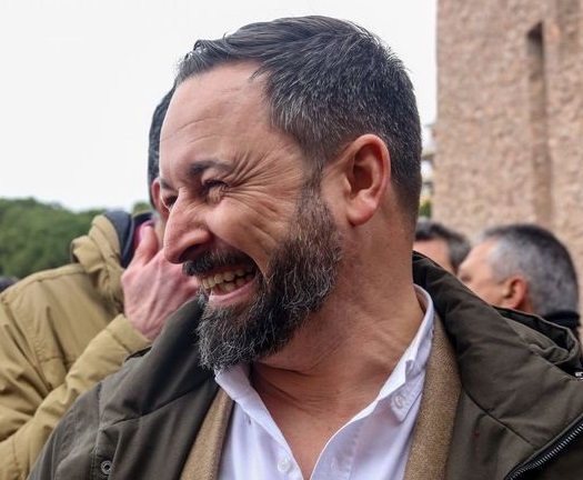 Ahora Santiago Abascal va pregonando el lema "Sentido común".

▫️Quiere instaurar la mili y él se escaqueó de hacerla.
▫️Defiende la familia tradicional y él está divorciado.
▫️Quiere acabar con los chiringuitos y él ha vivido toda la vida de ellos.

Si sus votantes tuvieran