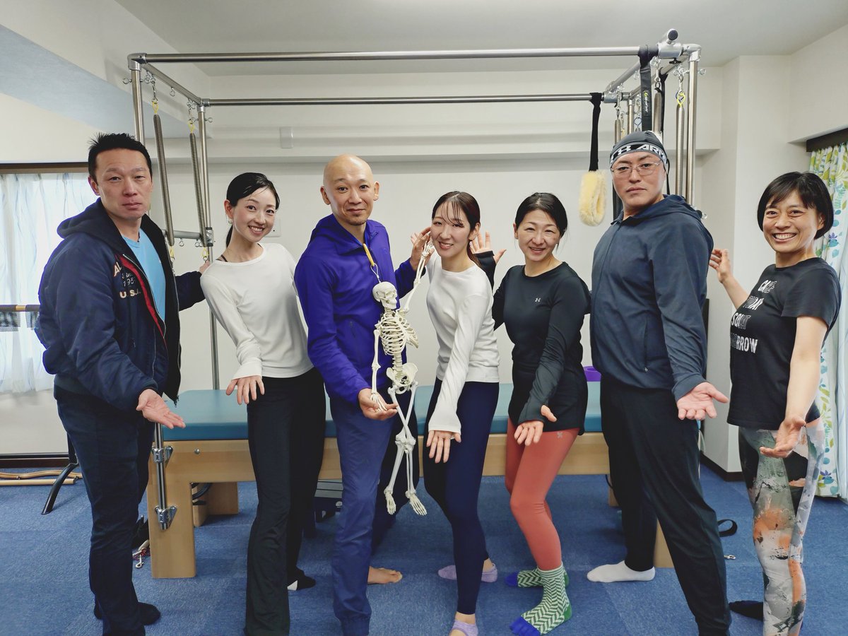 StudioBliebe's tweet photo. 本日は、スタジオにFreedom of PilatesのYoshinoriさんをお招きして、セミナーを行っていただきました✨

Yoshinoriさんの身体や動きに対する捉え方とアプローチは、本当に奥深くて、毎回圧倒されつつもすごく深い学びになります！

また次回も開催をしたいと思っているので、ご興味のある方はぜひ！！ https://t.co/WBXvYNufBN