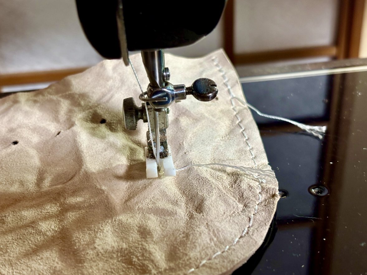 こっちもやっていかねば！
ミシンをぶん回し✨✨
金貨袋シリーズのみミシンを使用しております。
並行作業が多すぎるがこうでもしていかないと終わらない気がする！！頑張る💪