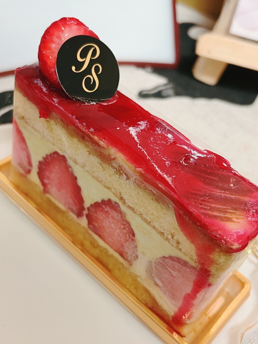 shortcake_suko's tweet photo. パティスリーサトウ　フレジェアラピスターシュ
今年もフレジェの季節！
ふんわりアーモンドのビスキュイとしっとり目のピスタチオのムースリーヌに洋酒の香り
苺も沢山入ってて満足です。 https://t.co/SqyneDHQEa