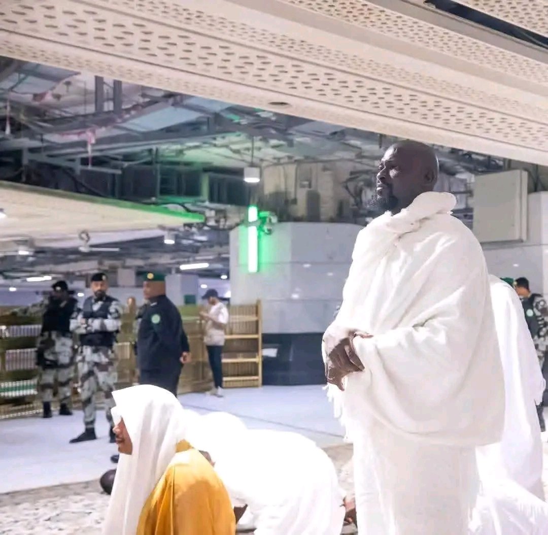 MedSesayMS's tweet photo. 🚨RÉVOILÀ MAMADI DOUMBOUYA, PRÉSIDENT DE LA RÉPUBLIQUE DE GUINÉE ! 

Séjour spirituel : Le Président de la République, Mamadi Doumbouya, sur les lieux saints de l'Islam à La Mecque et à Médine.

Texte et source : @Guineematin https://t.co/dNzpl06yAe