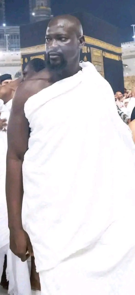 MedSesayMS's tweet photo. 🚨RÉVOILÀ MAMADI DOUMBOUYA, PRÉSIDENT DE LA RÉPUBLIQUE DE GUINÉE ! 

Séjour spirituel : Le Président de la République, Mamadi Doumbouya, sur les lieux saints de l'Islam à La Mecque et à Médine.

Texte et source : @Guineematin https://t.co/dNzpl06yAe