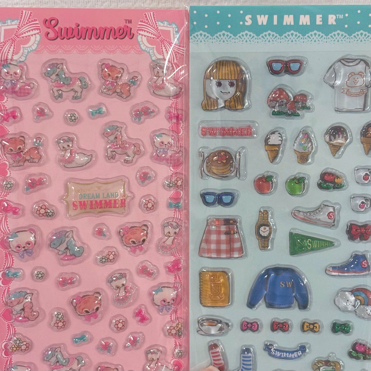 sioritonagi's tweet photo. 今日届いたswimmerのシール、残念すぎる🥹メルヘンの方はなんと樹脂入れ忘れ？？このデザインだけカプセルシールなのかと思った…🤣ガーリーの方はさ…肝心な女の子…顔ズレすぎじゃない…？🥹一応お問合せするけど。品質こんなもんかぁ〜 https://t.co/6dqkCahf11