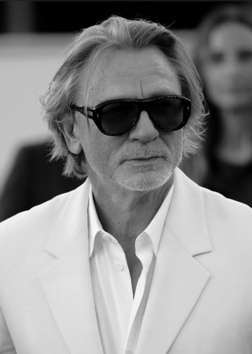 Daniel Craig Updates tweet media