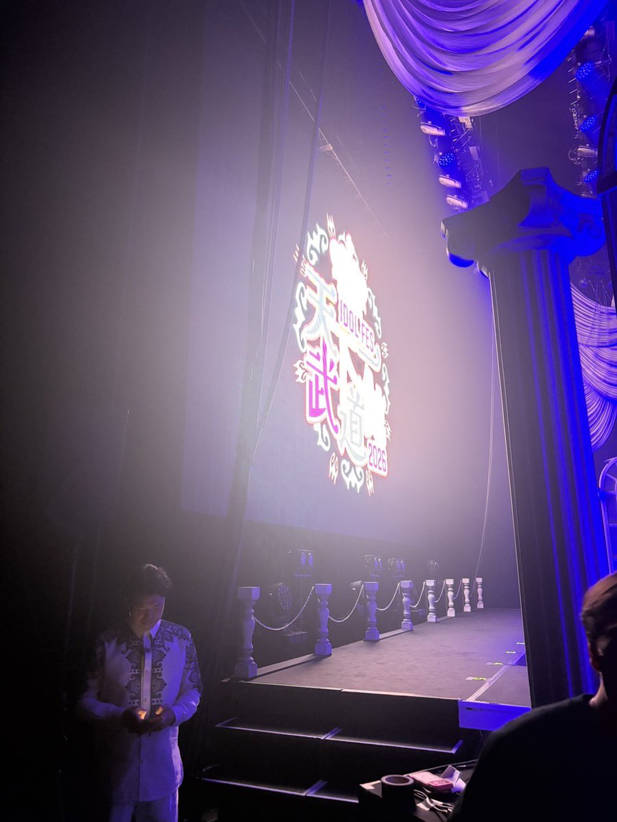 takapon_jp's tweet photo. 【広告費5000万円でフェスが埋まると考えるのは甘い】

先日、出演させてもらった地下アイドルのフェスが集客不足で炎上しているのだが、なぜか俺のところにまで延焼してきていてビックリしている。まあ確かにガラガラで、キャストやスタッフの方が多いくらいに感じたので、批判されるのは仕方ないと思うのだが、なんで俺のせいにされるの？（笑）
「広告費に5000万円をかけた」とか言われているけど、それが本当だとしても、広告で集客できるほどフェスは甘くはない。私自身さまざまなイベントを主催しているけれど、自ら主催したイベントがガラガラ状態では自分自身のモチベーションも上がらないし、何よりゲストに申し訳ないので必死でかき集める。
<続>
https://t.co/9H4Cbe3JyU