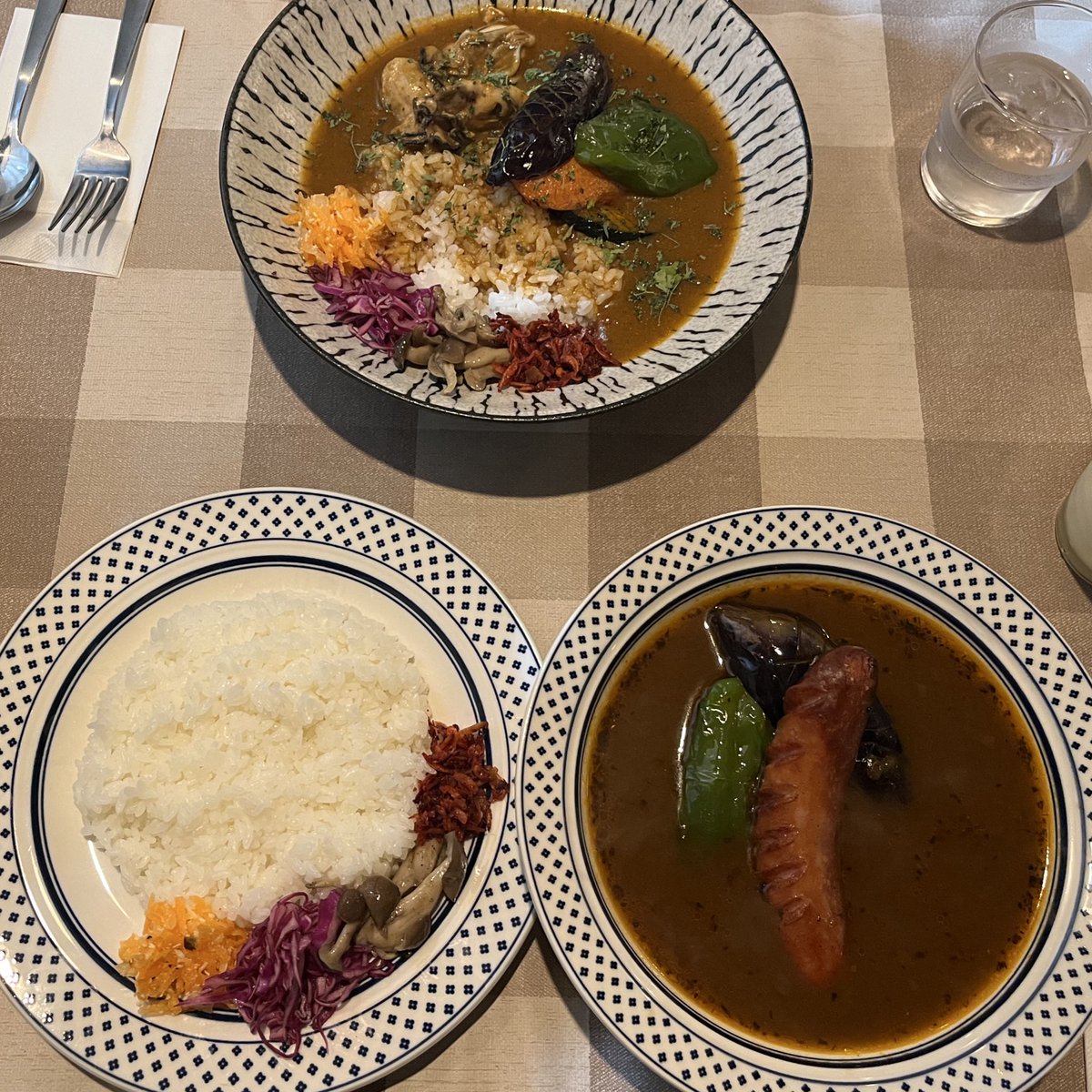 ユキちゃん【<a href="/yukimoti4724/">ヨナガユキ</a> 】の展示にお邪魔してました！
ランプに照らされる作品たちが温かく、ついつい長居してしまう空間…
カレーも美味しくて店員さんも良い方で最高〜〜でした🍛✨️