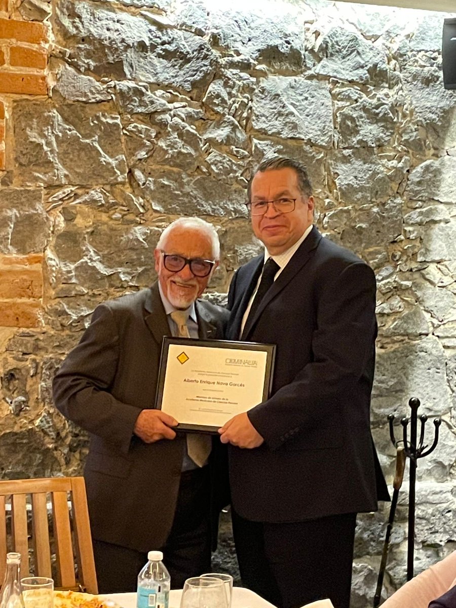 De la mano de Luis Rodríguez Manzanera, Miembro Emérito de la Academia Mexicana de Ciencias Penales, Alberto E. Nava Garcés recibe la constancia que le acredita como Miembro de Número de esta sociedad científica: