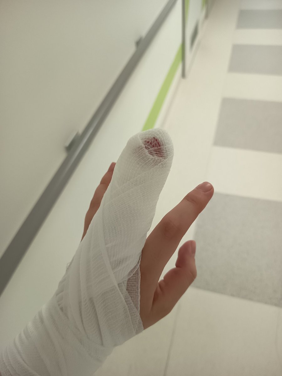 не відьма tweet media