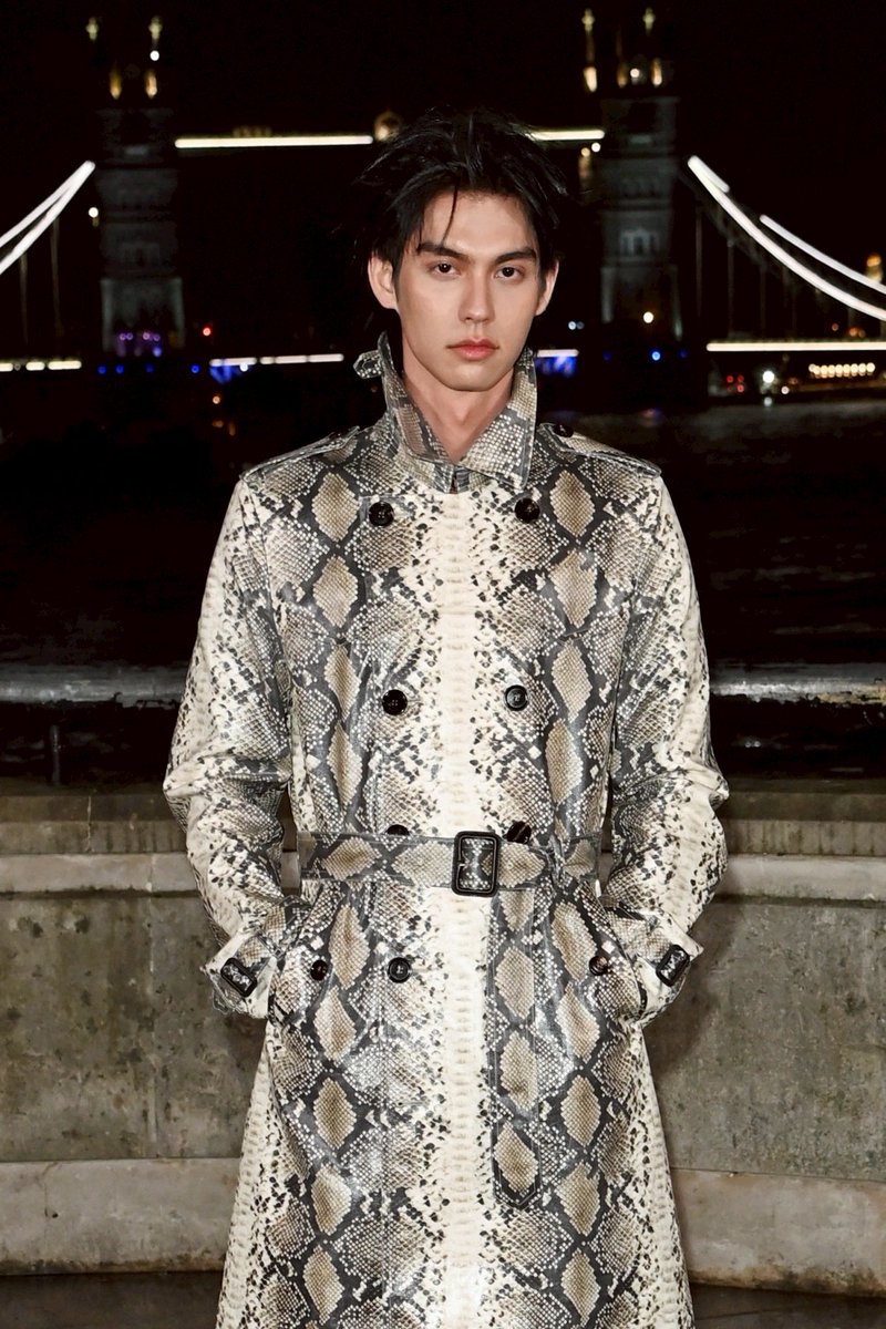 ไบร์ท-วชิรวิชญ์ (<a href="/bbrightvc/">bright</a>) Global Brand Ambassador ของ Burberry บินลัดฟ้าร่วมชมโชว์ Burberry Winter 2026 โดยฝีมือการสร้างสรรค์ของ Daniel Lee ในงาน London Fashion Week ณ กรุงลอนดอน 

แฟนๆ ชาวไทยสามารถอัปเดตคอลเลกชันใหม่ได้ที่ Burberry ชั้น M สยามพารากอน

BRIGHT LFW 2026