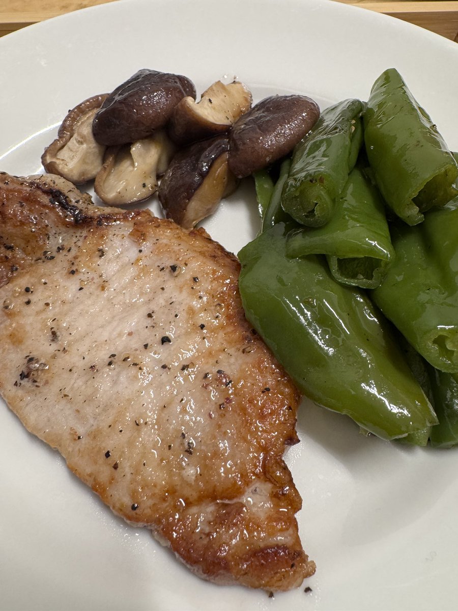 見返したら、昨年1月に料理頑張る宣言してた🤣今は、作りながら飲みながら、一人居酒屋が趣味になりつつある✌️

BARここだけの話で、おつまみ出すのを目標にするっ。
本日は鉄鍋の力を借りて焼いただけのお肉と野菜。シンプルがmameko飯の良さとしよう。
#mameko飯
#BARここだけの話