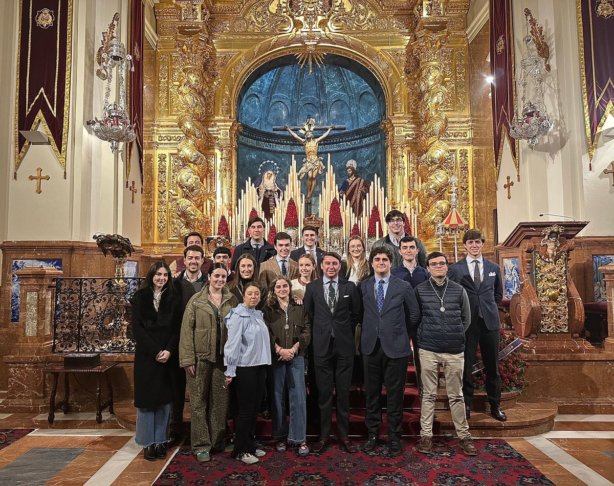 Un año más, cumplimos con la tradición de recibir a la Hermandad de Pasión en nuestro segundo día de quinario, tras más de 30 años de historia compartida. Agradecemos su cariño y celebramos la convivencia con su Grupo Joven.

Trabajamos juntos para mantener viva la herencia.