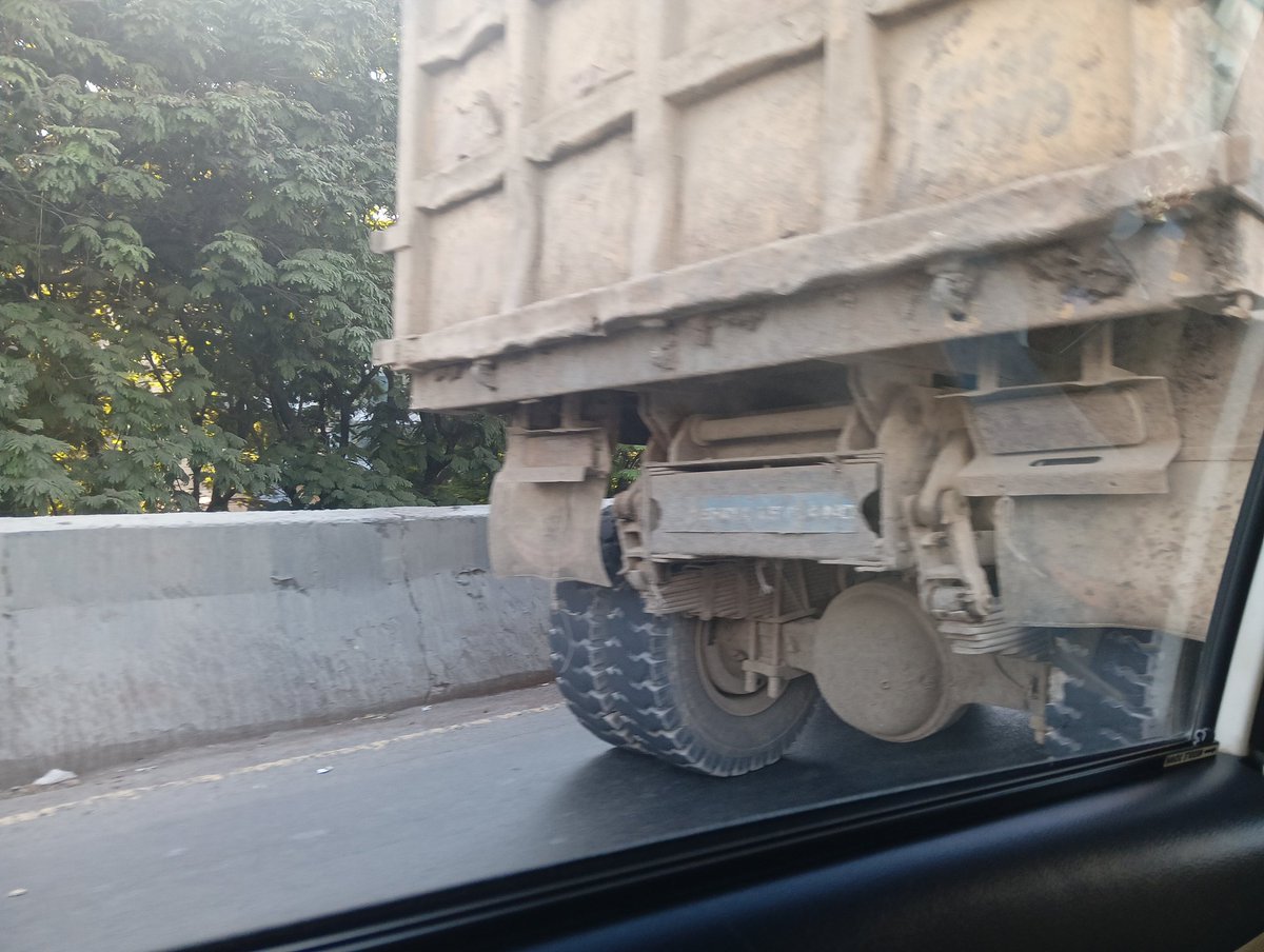 PawanDuggirala's tweet photo. @ThaneCityPolice @ThaneTraffic 
Truck broke down on Teen hath naka flyover now https://t.co/bfegzYNVqz