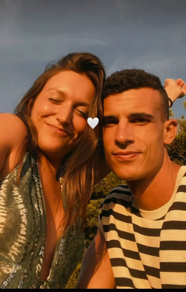 LDorronsoro5's tweet photo. Tan bonitos ❤️🔒 #Losmartian ✨ https://t.co/43Pl8GS4Jo
