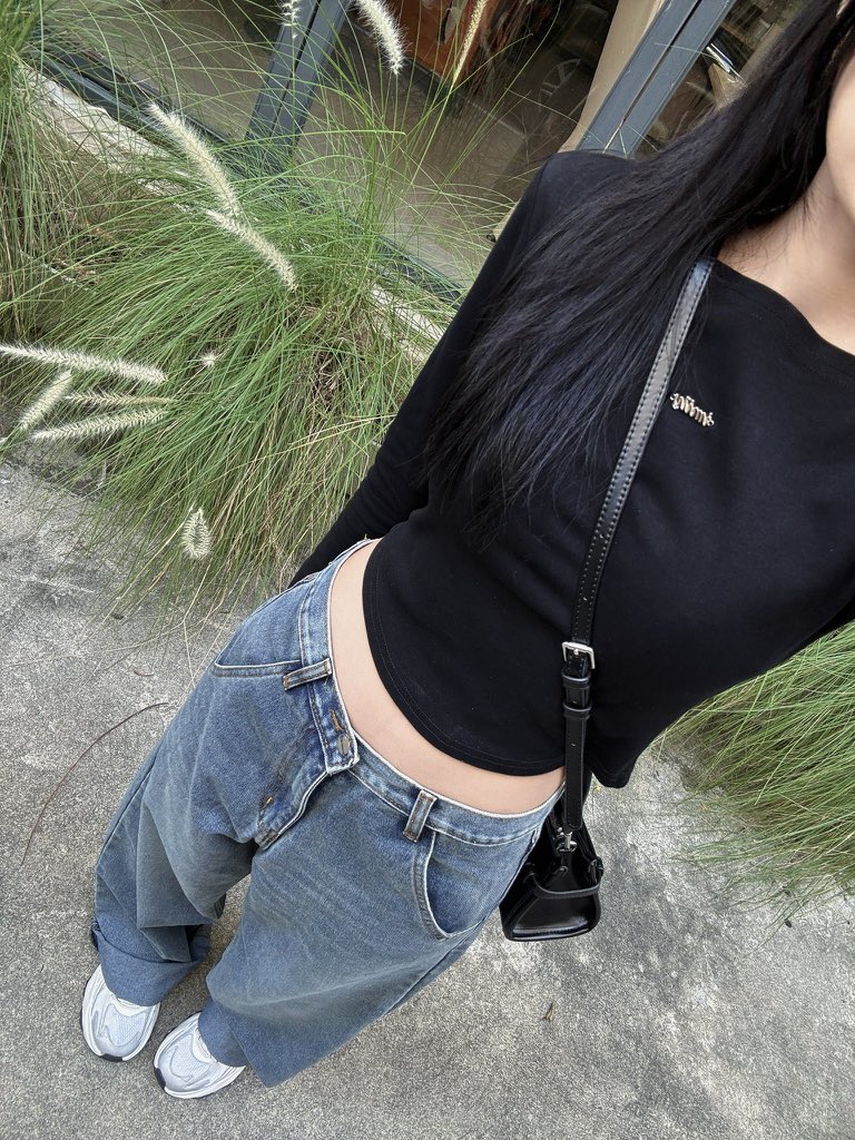 นี่ชอบลุคแขนยาวกับยีนส์คับ แต่งง่ายจริงแต่ยังดูมีอะไร 🤏🏻 แนะนำใส่เอวต่ำ + เสื้อเว้าเอว มันโฮ่งมากก (ชุดนี้งบไม่เกิน 1000 แบรนด์ไทย)