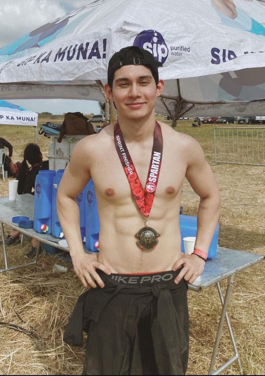 Pepperoni nipples. Ugh!💪🥵🤤
Fino Herrera