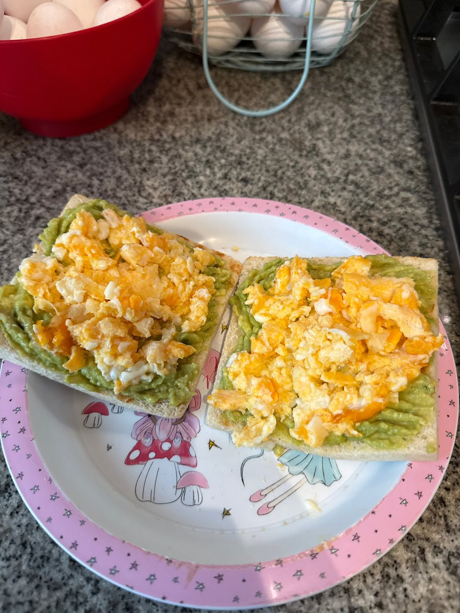 El desayuno que me pidió la ratita hoy. 
Esta niña sabe de lo bueno