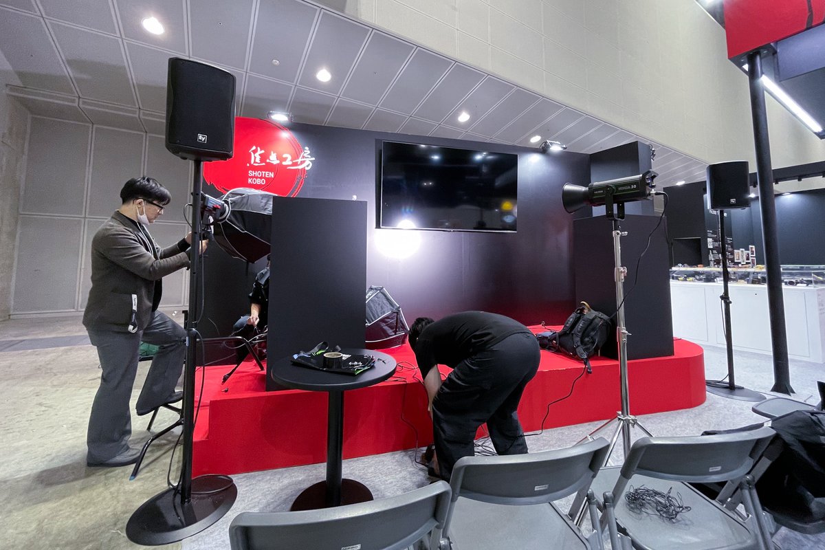 tetsu_sawamura's tweet photo. CP+2026で残業。

明日のトークショーとワークショップの

機材をチェックする。

明日27日（金）14時半から、

焦点工房ブースで登壇します。

皆さんぜひ、遊びに来てください！ https://t.co/7zwBLeAPi8