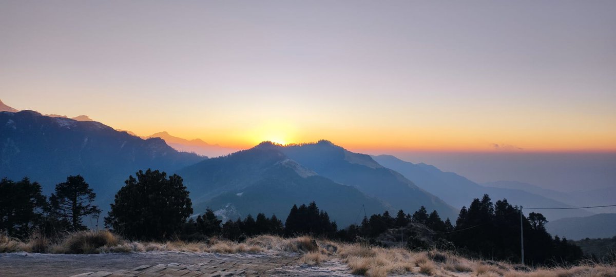 DelightsTrek's tweet photo. “The Ghorepani Poon Hill Trek is a short yet rewarding Himalayan journey, famous for its breathtaking sunrise view from Poon Hill overlooking the Annapurna and Dhaulagiri ranges." https://t.co/Dx3HECXCz0