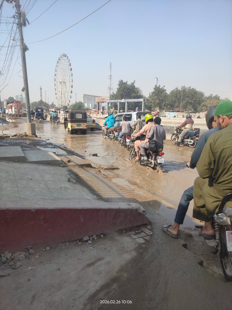 Alikhann00's tweet photo. Seems like whatever sense of responsibility the Sindh Government had has quietly drowned in this muddy water. Shameful. #SindhGovt #UniversityRoad https://t.co/kwS9xYlHij