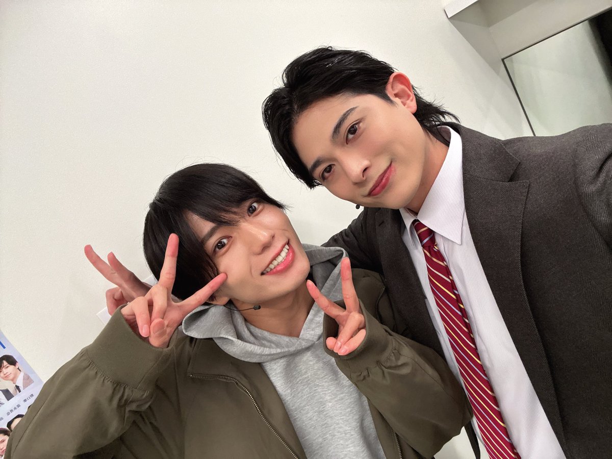 舞台「間違いから始まる正義」
本日もありがとうございました！

あっという間に残り2日！

流星と。スーツ着れるといいね。

#大人会議 #間違い正義