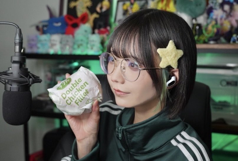 だぶるちきんバーガーたべる！🍔🧡

https://t.co/zTHsoausSr https://t.co/r1AWXgUSmz