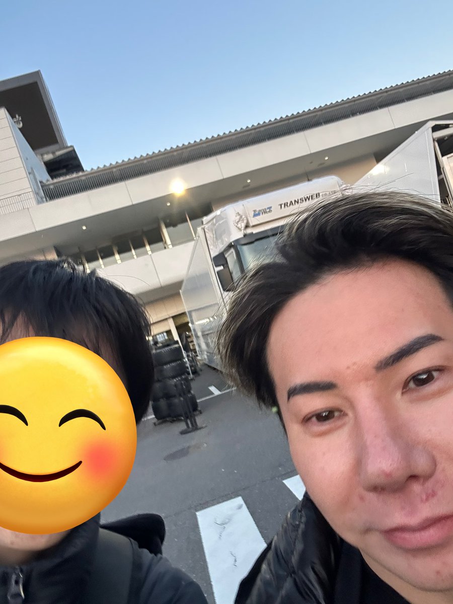 rai7sf's tweet photo. 鈴鹿にテスト観に行ってきた。

初めてF1観に行った2012年に、目の前で表彰台乗った憧れの人に会えてサインまで貰えて！宝物です！
ありがとうございます、可夢偉さん！
 #SFormula https://t.co/bMjA5l1bFT