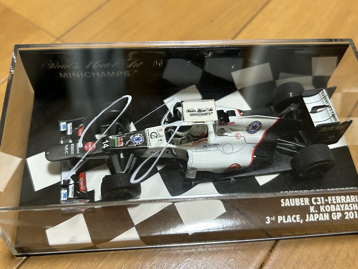 rai7sf's tweet photo. 鈴鹿にテスト観に行ってきた。

初めてF1観に行った2012年に、目の前で表彰台乗った憧れの人に会えてサインまで貰えて！宝物です！
ありがとうございます、可夢偉さん！
 #SFormula https://t.co/bMjA5l1bFT