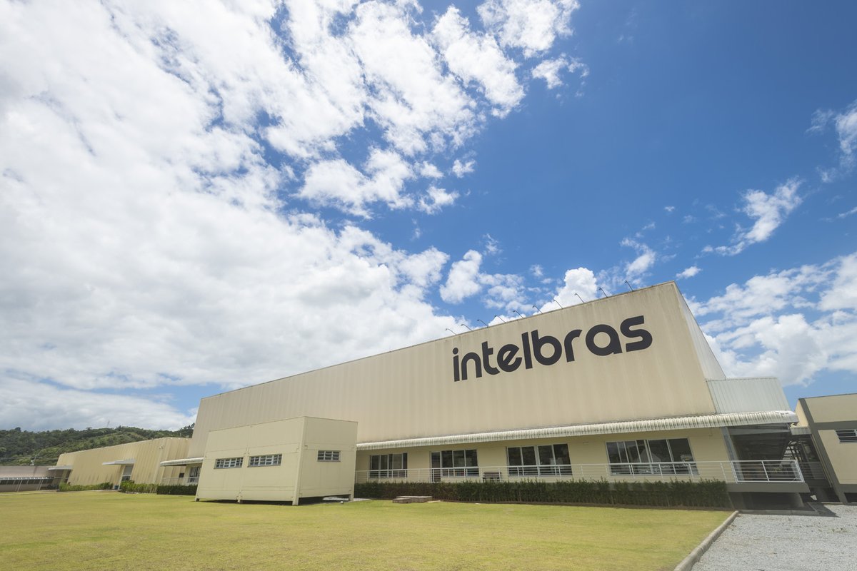 oinvestidor's tweet photo. Breve análise sobre o 4T25 de #INTB3

O resultado da Intelbras reforça o mesmo enredo de 2025: a empresa está preferindo “qualidade a volume”, aceitando uma queda de receita para preservar margem, caixa e retorno.  

A receita líquida foi de R$ 1,168 bi, queda de 9,3% a/a, com o portfólio ainda sentindo a fraqueza de TIC e principalmente Energia. Em contrapartida, Segurança continua estável e ganhando peso no mix, o que ajuda a explicar a resiliência do resultado.  

A margem bruta ficou em 30,7% (+1,7 p.p. a/a) e o EBITDA foi de R$ 162,2 mi (-1,9% a/a), mas com margem EBITDA de 13,9% (+1,1 p.p.). A mensagem é clara: o preço da estratégia é vender menos, mas tentar vender melhor e com estrutura mais ajustada.  

O lucro líquido subiu para R$ 137,9 mi (+8,2% a/a), só que vale manter o olhar crítico.  No caixa, o trimestre fecha com R$ 1,071 bi, mesmo depois do pagamento de R$ 300 mi em dividendos, e o ROIC (pre-tax) ficou em 15,1% (pior a/a).   

Se formos olhar Receita Líquida, Lucro Bruto e EBITDA, todos estão praticamente nos mesmos patamares de 2022. Isso ligo um alerta importante sobre a capacidade de crescimento da empresa. 

O CAPEX de expansão foi de apenas R$38 milhões em 25, contra R$168 mm em 21, R$203 mm em 22, R$145 mm em 23 e R$139 mm em 24. Pra quem tá precisando crescer, uma queda dessa magnitude causa preocupação.  

Ao que parece, a empresa pretende retomar uma estratégia de crescimento mais clara a partir de 2026.  

Agora, é acompanhar atentamente a evolução ao longo do ano.