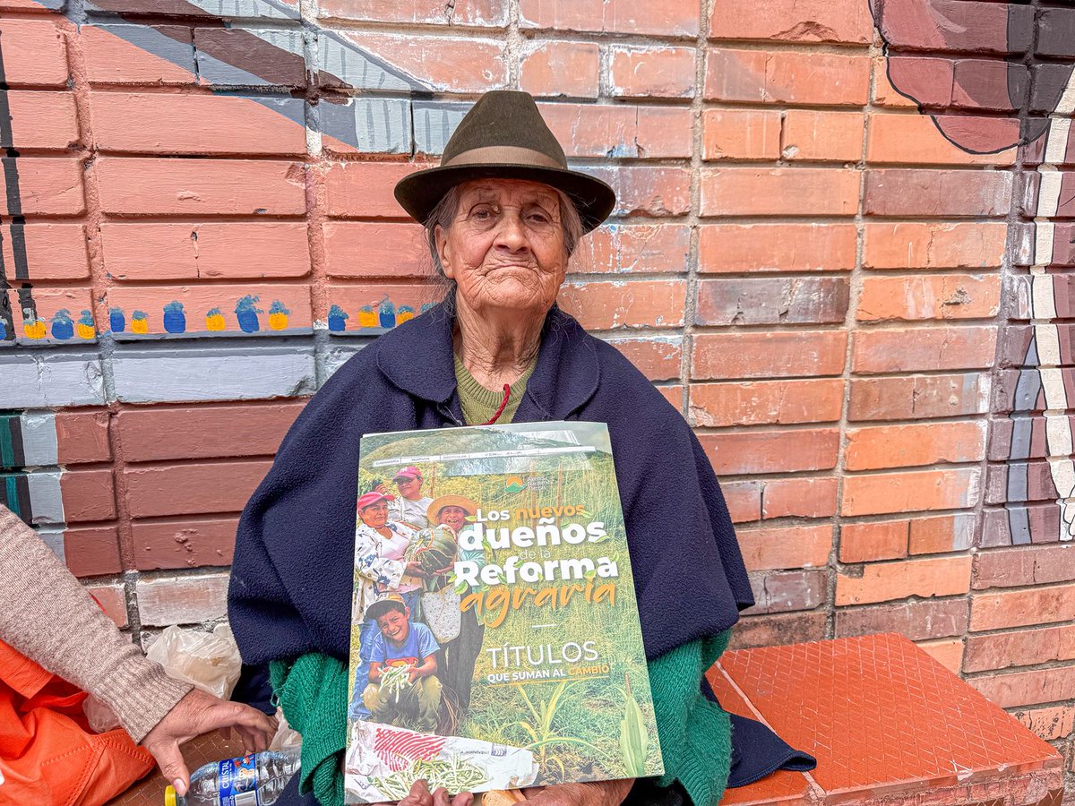 AgenciaTierras's tweet photo. La Ruta del Título llegó a Cundinamarca.

Desde Villapinzón, avanzamos en el compromiso del Gobierno del Cambio con la Reforma Agraria. Se entregaron 230 títulos que suman 624 hectáreas, brindando seguridad jurídica, arraigo y futuro para las familias campesinas que trabajan la tierra.

Seguimos recorriendo el territorio, porque la tierra en manos de quienes la trabajan es justicia social y paz. 🌾🇨🇴 #ConDignidadCumplimos