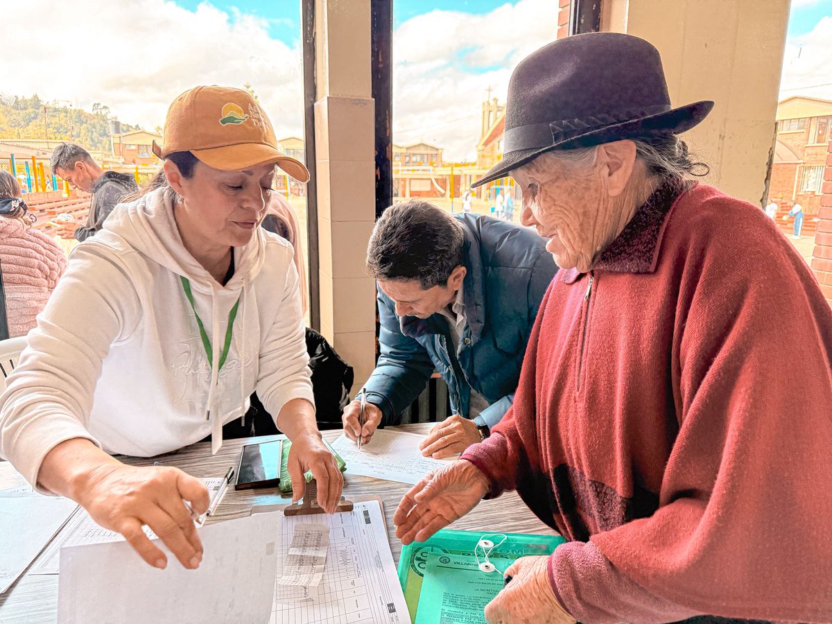 AgenciaTierras's tweet photo. La Ruta del Título llegó a Cundinamarca.

Desde Villapinzón, avanzamos en el compromiso del Gobierno del Cambio con la Reforma Agraria. Se entregaron 230 títulos que suman 624 hectáreas, brindando seguridad jurídica, arraigo y futuro para las familias campesinas que trabajan la tierra.

Seguimos recorriendo el territorio, porque la tierra en manos de quienes la trabajan es justicia social y paz. 🌾🇨🇴 #ConDignidadCumplimos