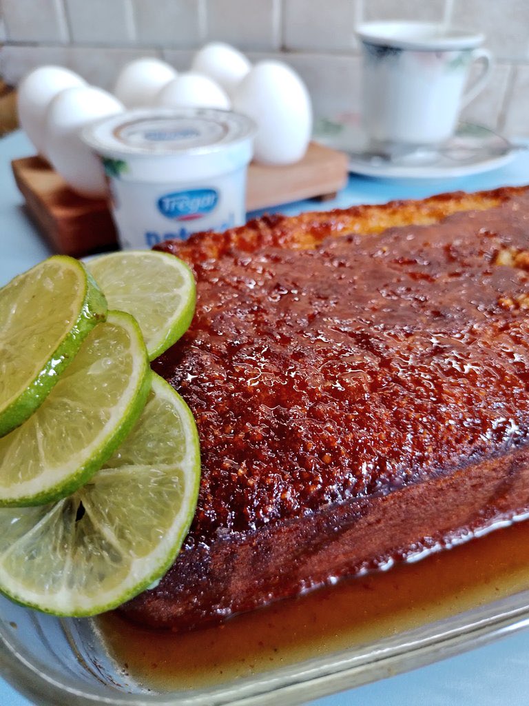 El “Pastel de maiz 🌽  es conocido como “bolo de fubá” en Brasil. Esta torta de maíz es habitual en muchos hogares brasileños y la sirven tradicionalmente con el desayuno.

Para darme más humedad , usé yogurt natural de <a href="/TregarOk/">Tregar</a> 

Les dejo la receta en hilo 🧵