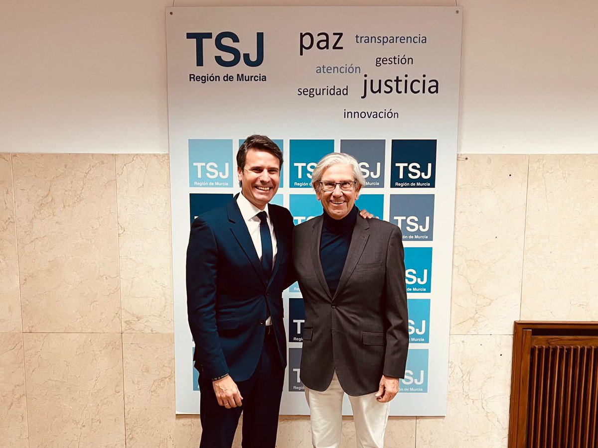 Tuve la suerte de coincidir con él en la celebración de mi primer juicio como abogado, hace ya casi 30 años, y desde entonces tenemos una estrecha amistad y nos guardamos un cariño inmenso. 

Ahora, después de una vida entera dedicada a la Justicia, Joaquín Ángel de Domingo,