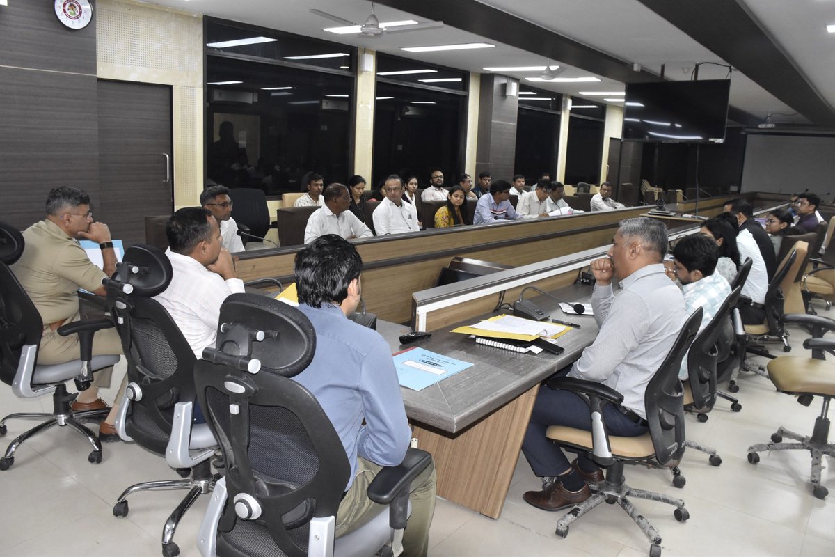 આજ રોજ જિલ્લા સેવા સદન ખેડા-નડિયાદ ખાતે જિલ્લા સ્વાગત કાર્યક્રમ યોજાયો જેમાં  વીજળી,પેન્શનના નાણા, વય નિવૃતિના લાભ, ઈ શ્રમ કાર્ડનો લાભ, વીમા પ્રીમિયમની રકમ ચૂકવણી,દબાણ,રસ્તા તેમજ આરોગ્ય સેવાઓ સહિતની બાબતોના કુલ ૧૧ પ્રશ્નોની અરજદારો દ્વારા થયેલ રજૂઆતનો યોગ્ય નિર્ણય કરવામાં આવ્યો.