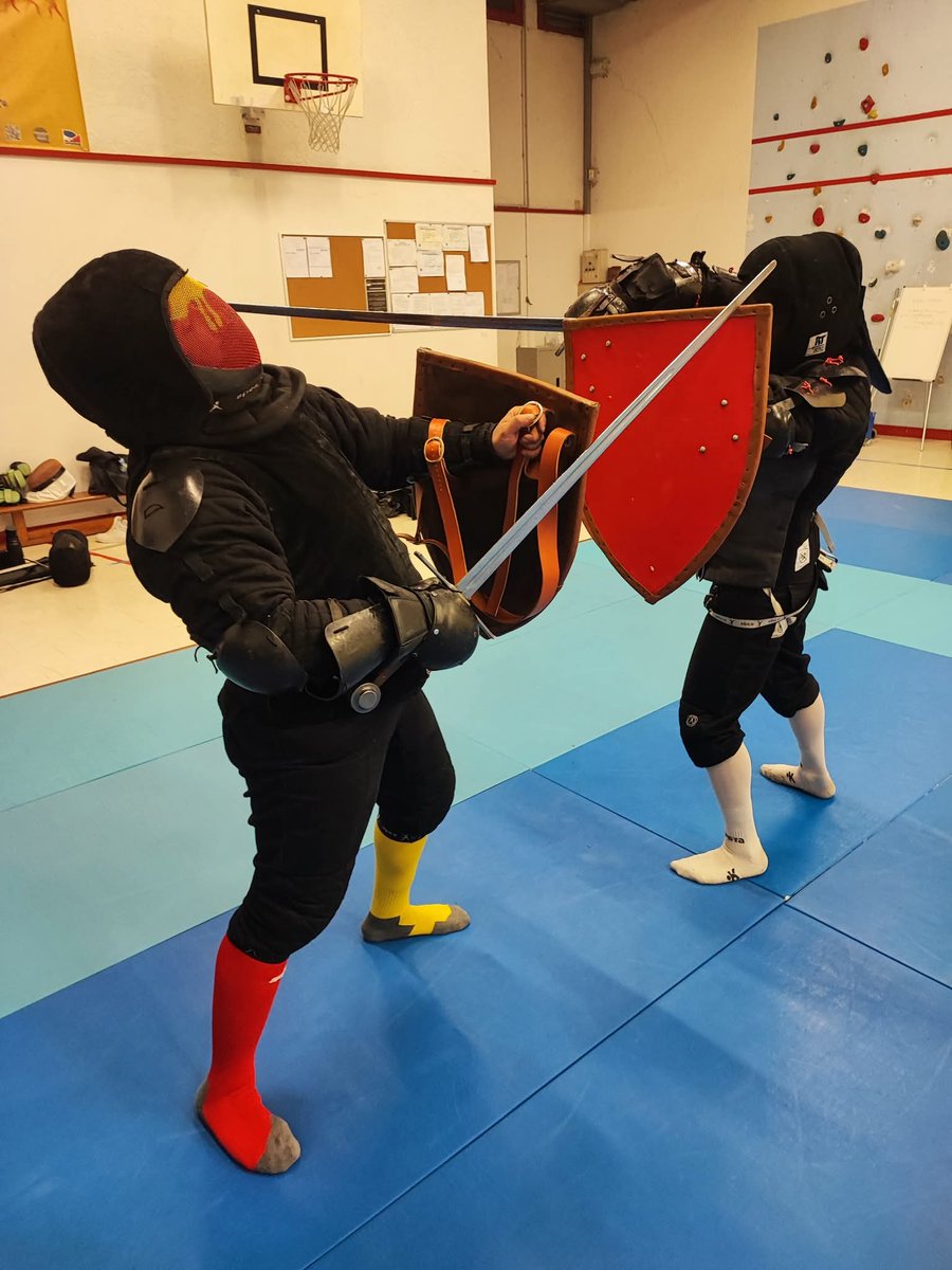 PerigueuxAMHE's tweet photo. 🔨 boucliers faits maison !

🛡️ Peu de traités décrivent leur maniement : on croise iconos + manuscrits (bocle/rondache). Fiore : épée longue à 1 main sans bouclier mais certains jeux passent 😉 #AMHE #ARTSMARTIAUX #ESCRIME #PERIGUEUX #DORDOGNE https://t.co/eZGPDldwrG