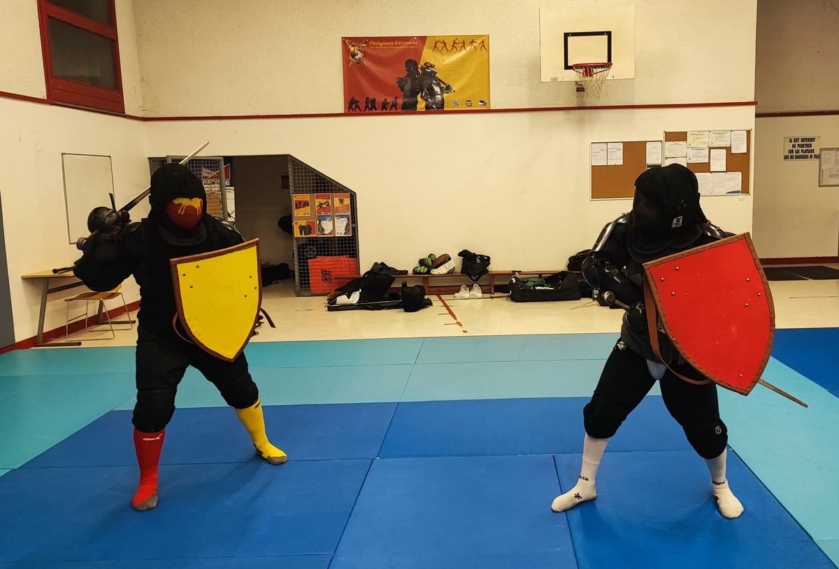 PerigueuxAMHE's tweet photo. 🔨 boucliers faits maison !

🛡️ Peu de traités décrivent leur maniement : on croise iconos + manuscrits (bocle/rondache). Fiore : épée longue à 1 main sans bouclier mais certains jeux passent 😉 #AMHE #ARTSMARTIAUX #ESCRIME #PERIGUEUX #DORDOGNE https://t.co/eZGPDldwrG