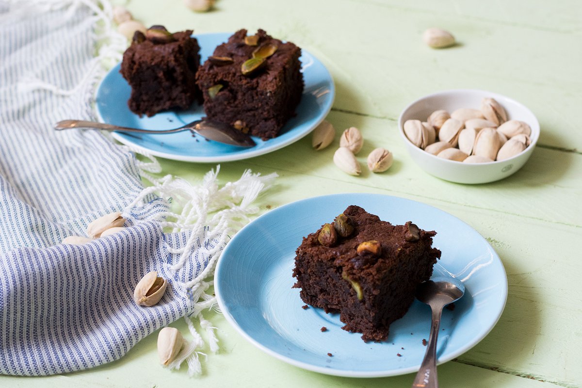 💚 El #pistacho está más de moda que nunca.

Es un ingrediente versátil, lleno de sabor y con propiedades. Y lo mejor es que se adapta a todo.
como nuestro brownie de pistachos #sinhuevo

Aquí la receta completa yolanda.es/recetas/repost…
¿Tú cómo lo utilizas en casa?