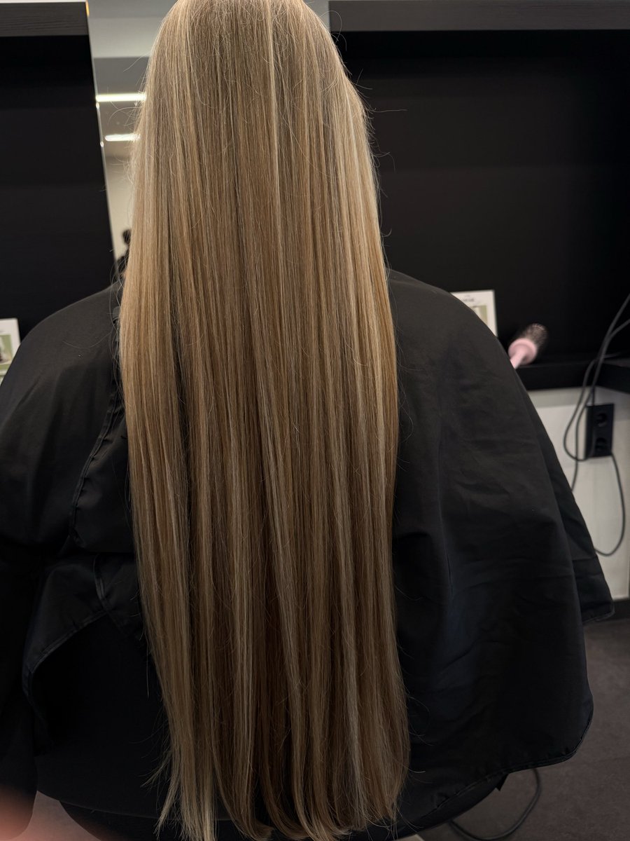 ci31pet's tweet photo. Vanmorgen werd mij de vraag gesteld of ik de persoon op de foto ben.
Nee, die persoon ben ik niet.
Maar ⬇️ ben ik wel, vanmorgen in de kapperstoel 💇♀️ #kapper #blond https://t.co/G7tcLcjqaf