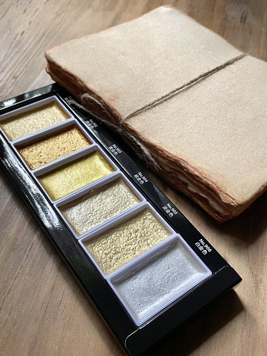 いい感じの紙といろんな金色を手に入れた！
ワクワクが止まらない