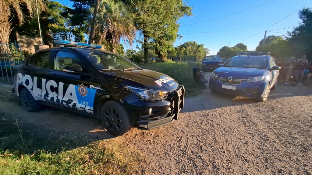 #ATENCION 🚨 Se investiga la muerte de una joven de 24 años ocurrida este miércoles por la tarde en la ciudad de #Recreo. El principal involucrado es su pareja, un suboficial de la <a href="/policia_fe/">POLICÍA DE SANTA FE</a>.

El hecho se registró cerca de las 19 en Hipólito Irigoyen al 1800.