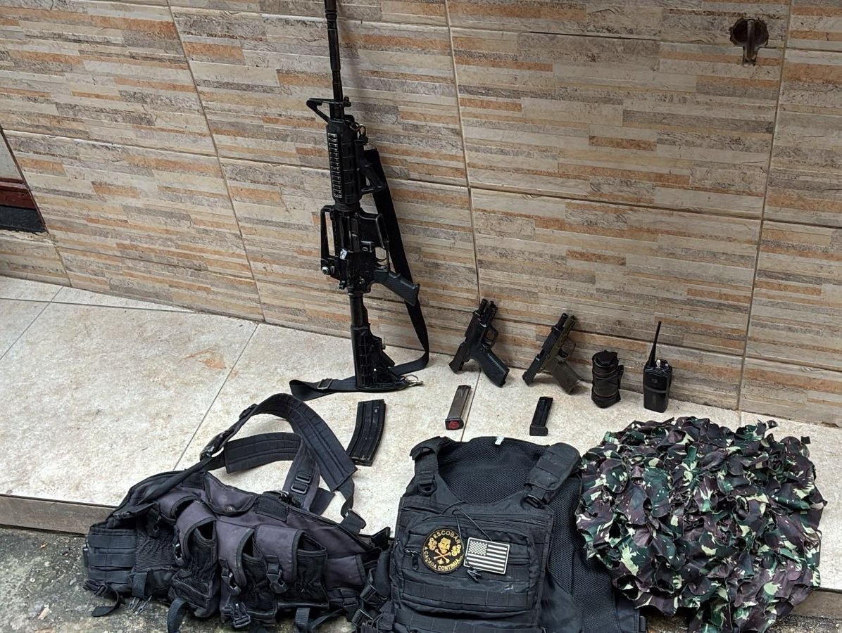 Policiais do BOPE (Batalhão de Operações Policiais Especiais), apreenderam um fuzil, duas pistolas, rádios transmissores, carregadores e munições, nesta quinta-feira (26/02), na Baixa do Sapateiro, no Complexo da Maré(TCP) na Zona Norte.