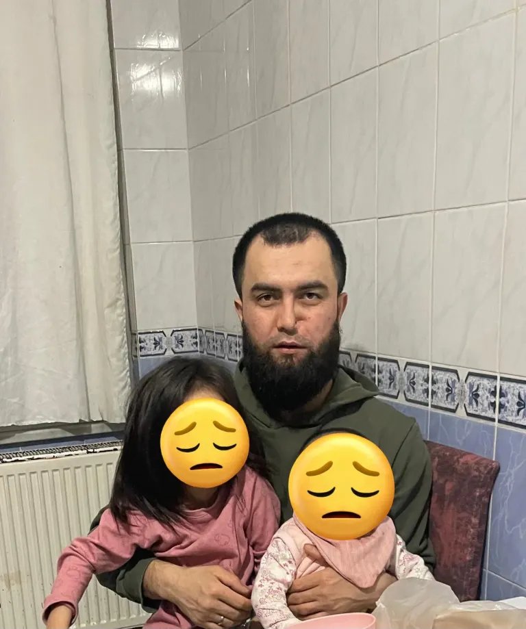 🔴 Türkiye’de ikamet izni bulunan Uygur Türkü Yakup Celil, İstanbul Sefaköy’deki evinden alınarak geri gönderme merkezine götürüldü.

Yakup Celil’in eşi, gözaltı sırasında yetkililerin “ülkesine geri göndereceğiz” dediğini aktardı. (Uygur Haber)