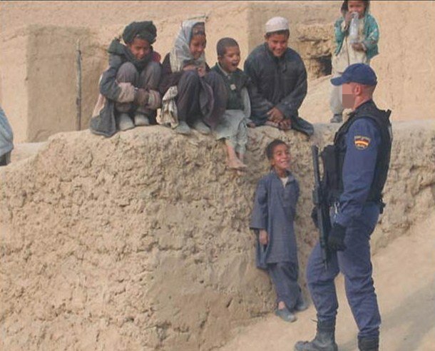 Buscando fotos para el hilo del MP5 me encuentro estas fotos. UIP en "Afganistán".