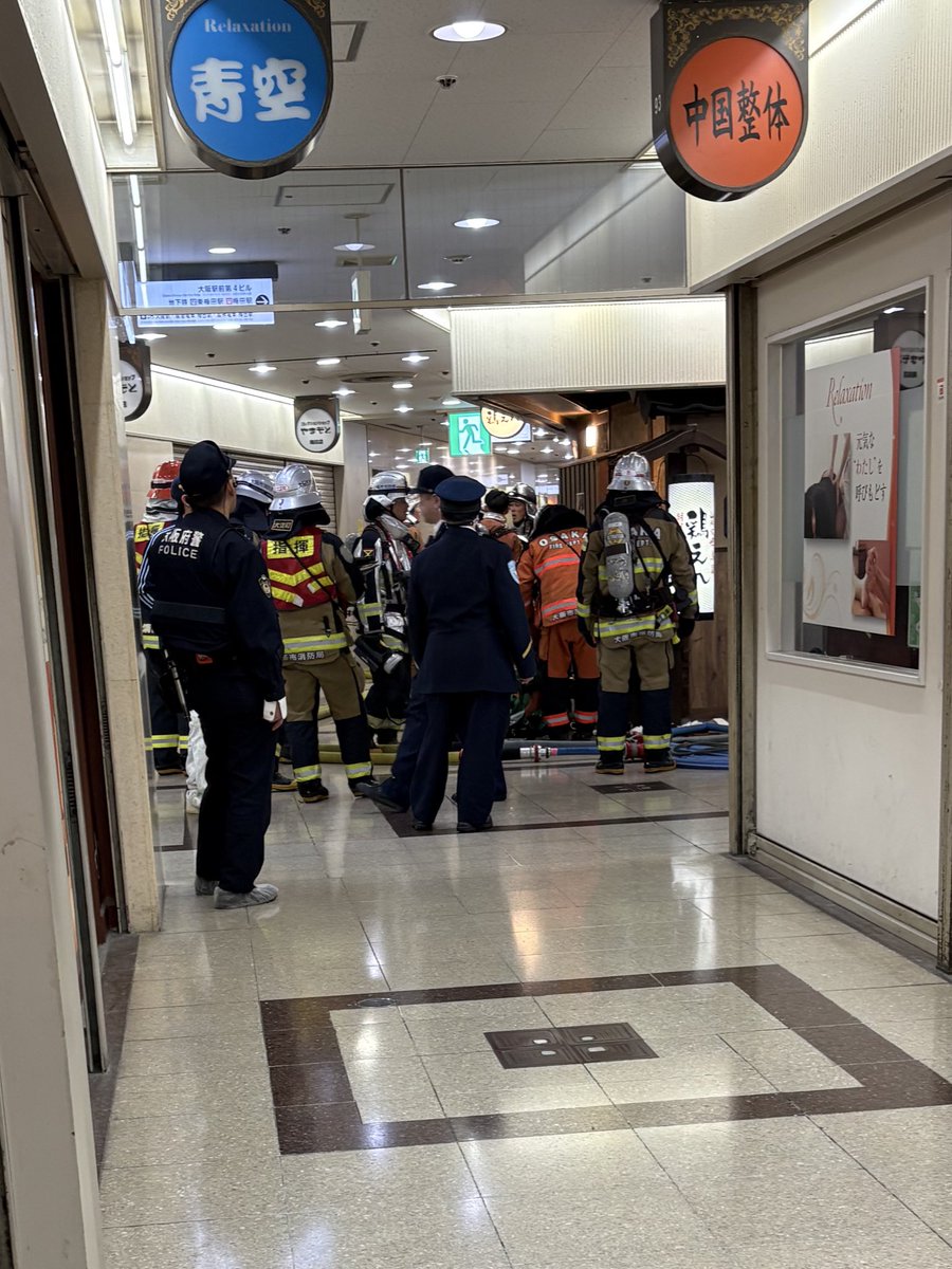 営業終わって店を出たら火事だった。

火事の向かいのマッサージ店は普段通りに、煙を感じながらのリラクゼーション。

隣の居酒屋では、燻されながら普段通りに盃が交わされていた。

私も香ばしさを感じながら靴を磨いていた。

ボヤで済んでよかった。