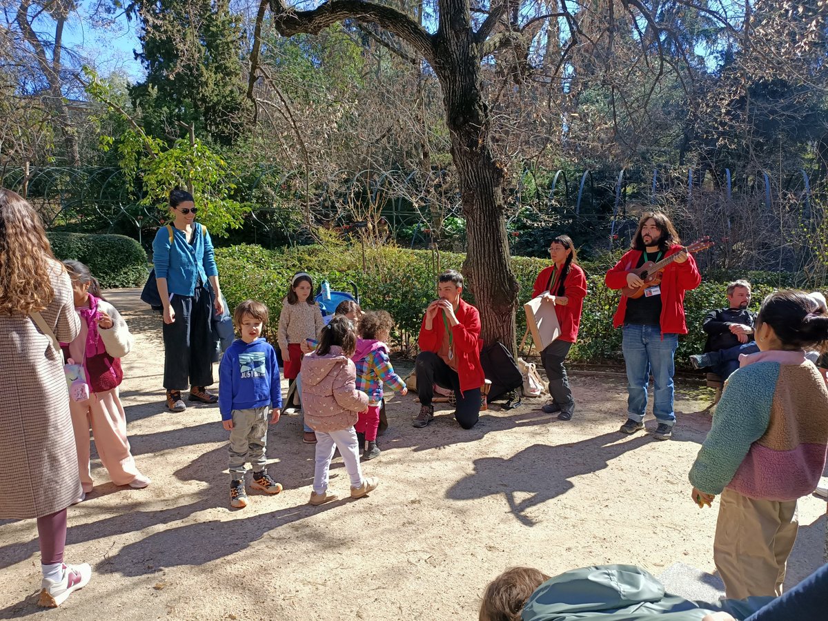 RJBOTANICO's tweet photo. El 21 de febrero celebramos una sesión especial de #EmpowerParents con familias con hijos e hijas con #CEA.
Música, movimiento y sonidos para conectar con el jardín: grabamos naturaleza, escenificamos una tormenta y creamos instrumentos.
Col.: @FECYT_Ciencia https://t.co/h8CpHfu1RN