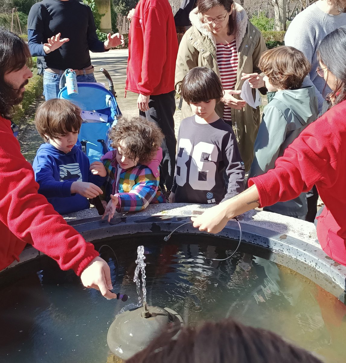 RJBOTANICO's tweet photo. El 21 de febrero celebramos una sesión especial de #EmpowerParents con familias con hijos e hijas con #CEA.
Música, movimiento y sonidos para conectar con el jardín: grabamos naturaleza, escenificamos una tormenta y creamos instrumentos.
Col.: @FECYT_Ciencia https://t.co/h8CpHfu1RN
