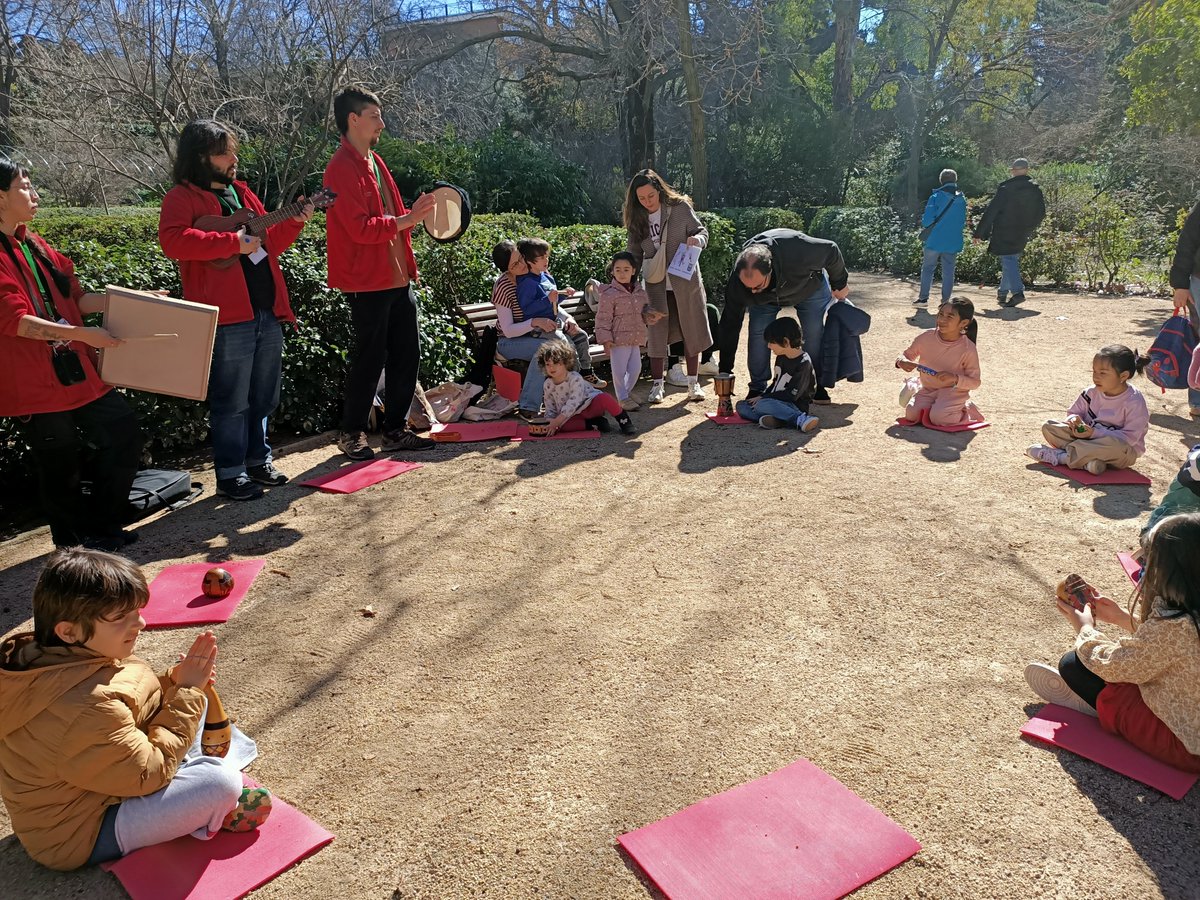 RJBOTANICO's tweet photo. El 21 de febrero celebramos una sesión especial de #EmpowerParents con familias con hijos e hijas con #CEA.
Música, movimiento y sonidos para conectar con el jardín: grabamos naturaleza, escenificamos una tormenta y creamos instrumentos.
Col.: @FECYT_Ciencia https://t.co/h8CpHfu1RN