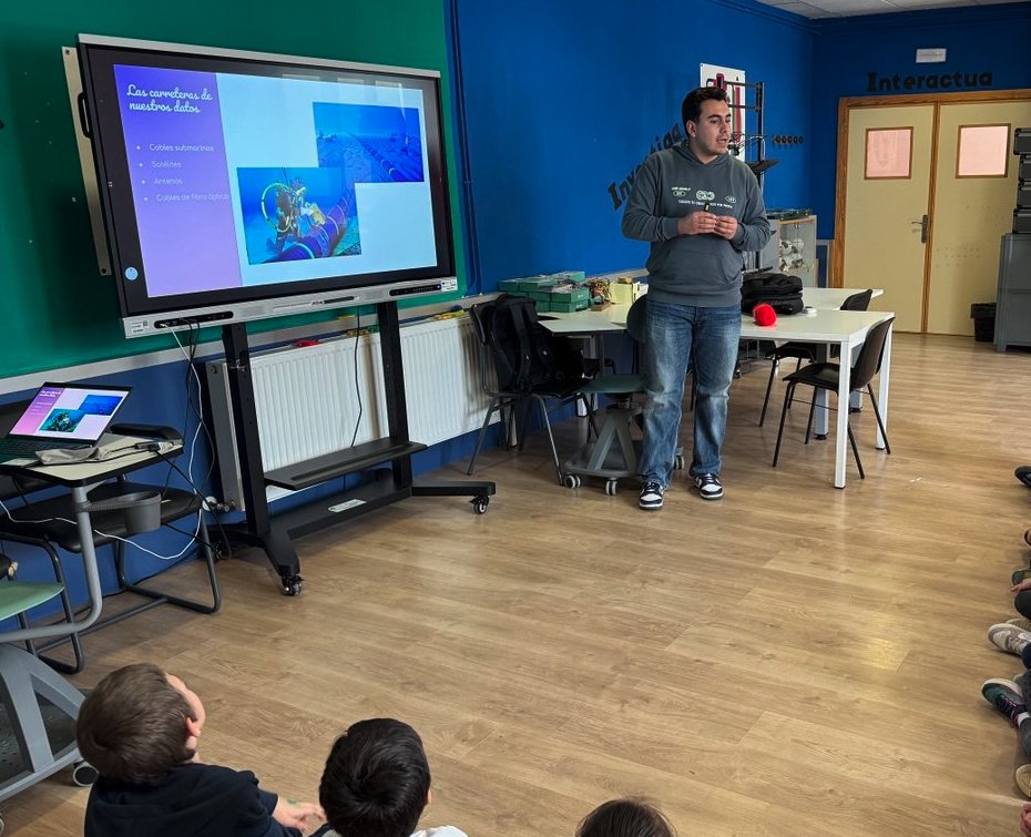 jgtheanswer's tweet photo. Con motivo del Día Internacional de la Mujer y la Niña en la Ciencia (11F), hemos realizado la actividad “Conectadas por la Ciencia: el viaje invisible de tus mensajes” en el CEIP Castra Caecilia (Cáceres) y la Escuela Hogar Placentina (Plasencia).
@UExDivulga @infouex @EPCC_Unex https://t.co/Zw5cA4wirU