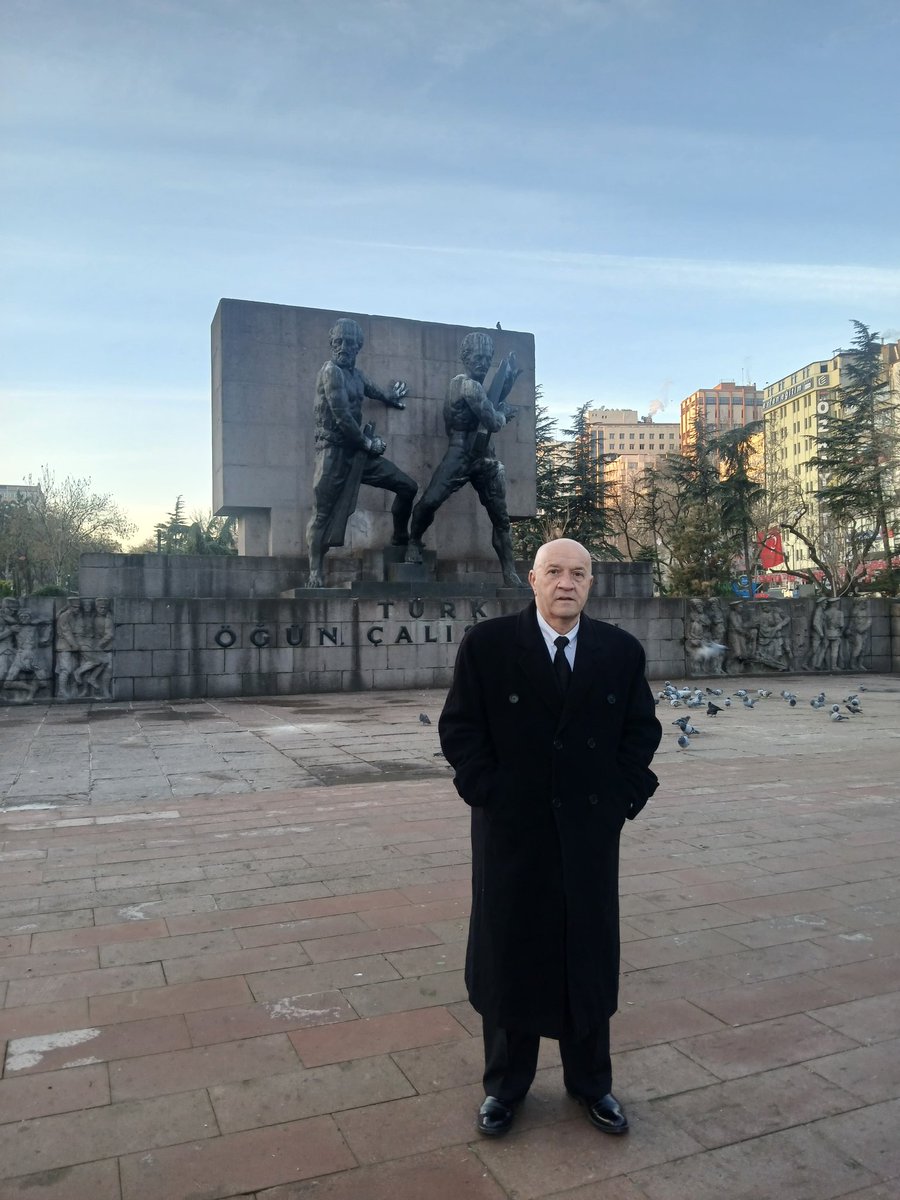 alialmdrglu_'s tweet photo. Genç Türkiye Partisi Olarak Diyoruz 'k

Ehliyetsiz geçen her gün; işten, aileden ve umutlardan eksiltiyor. 

Kimseye ayrıcalık değil, adil bir çözüm istiyoruz: 

Tam kapsamlı ehliyet affı. 

YaEhliyet YaSeçim 
#ŞoförSandıkDiyor 

#EhliyetAffı elzemdir https://t.co/tiyOtYCC8X