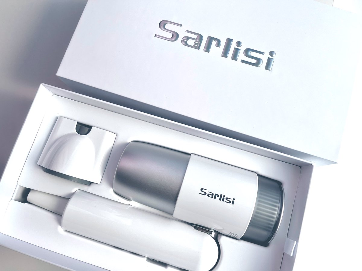 Sarlisi（<a href="/SarlisiOfficial/">Sarlisi</a>）様より

クリーンエアドライヤーを
いただきました🎁

約3億個/cm3の高濃度マイナスイオン＆大風量でとにかく速乾！！

軽量（約399g）で腕が疲れにくいのも嬉しいポイント✨

スマートセンサー搭載で、髪との距離を感知して自動で温度調整してくれるのがすごい👏