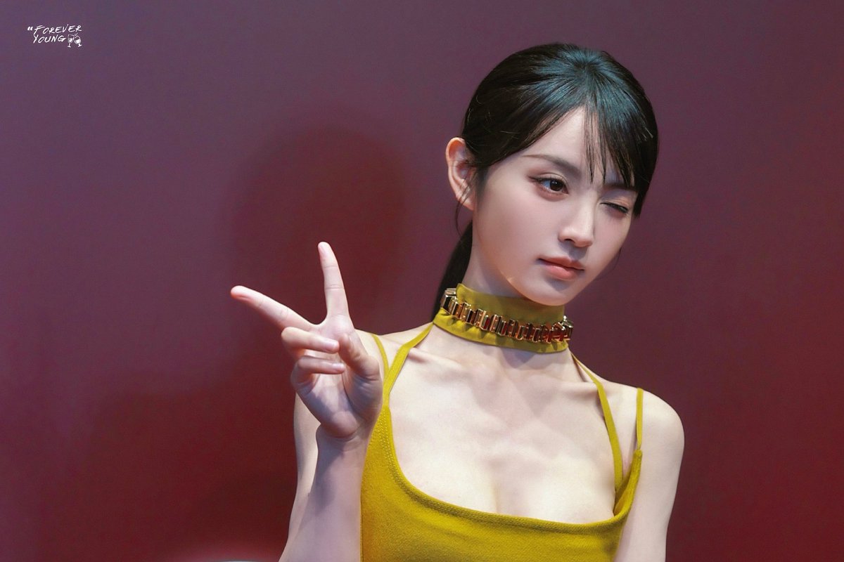 田曦薇 × Gucci古驰

甜妹长大了，Gucci这抹明黄，藏不住的顶级腰臀比。🔥 https://t.co/fsyLLKQaZh